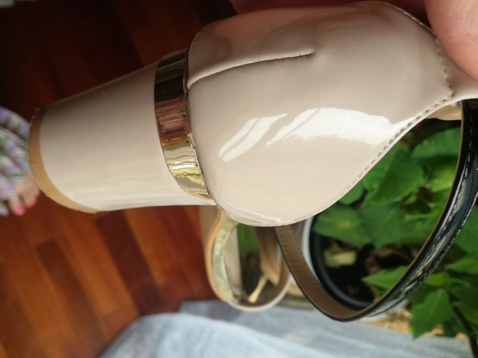 Sandálias da Seaside , beje e preta em verniz