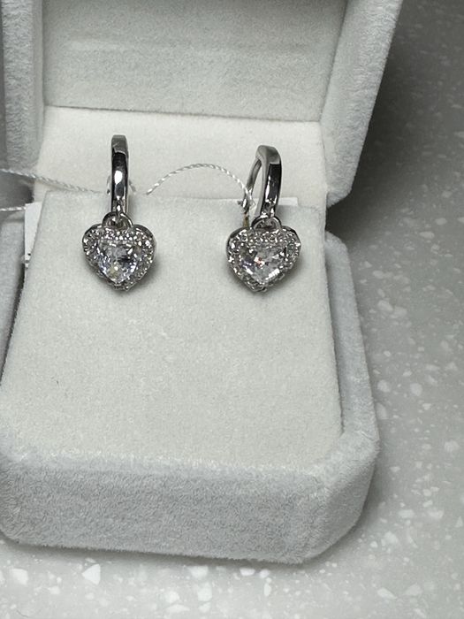 Нові срібні сережки в упаковці з біркою