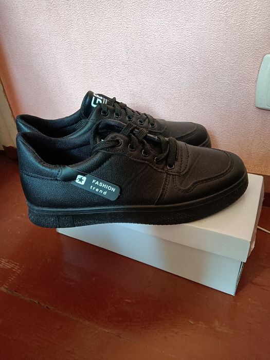 Кроссовки женские