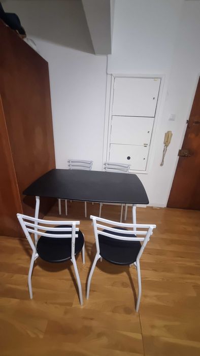 Conjunto mesa e cadeiras