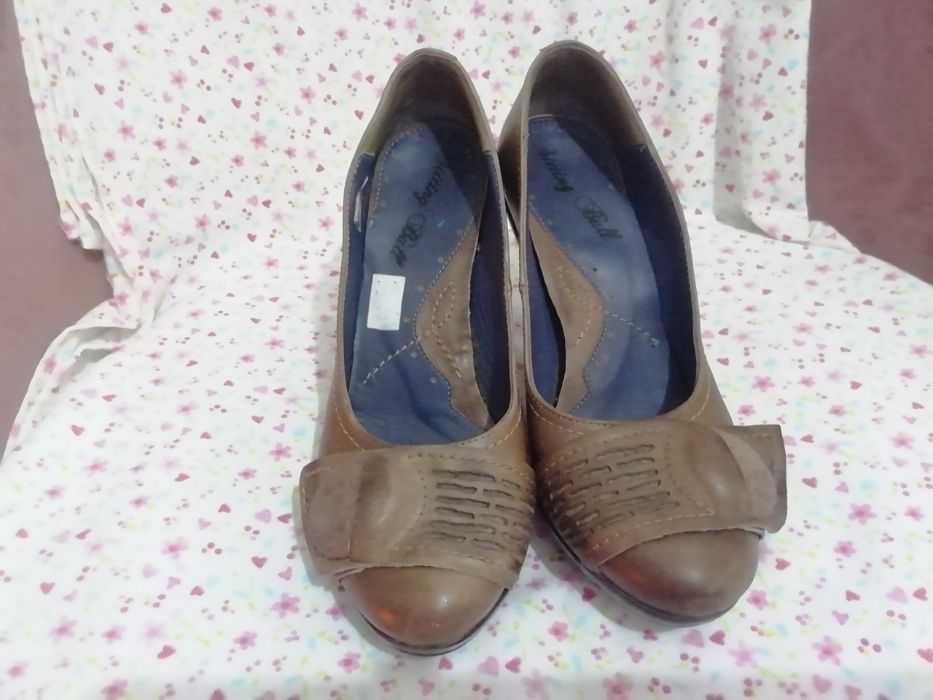 Sapatos Castanhos de salto médio