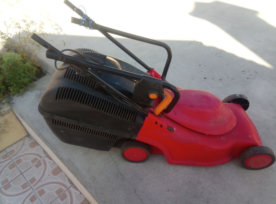 Máquina de cortar relva