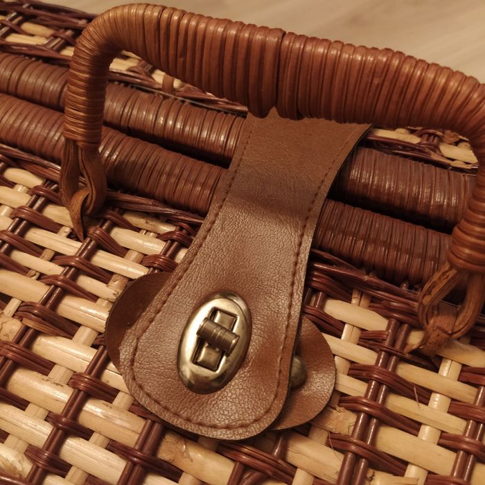 Kosz piknikowy z talerzami i kubkami retro