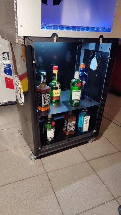 Bomba de gasolina / bar Jack Daniels