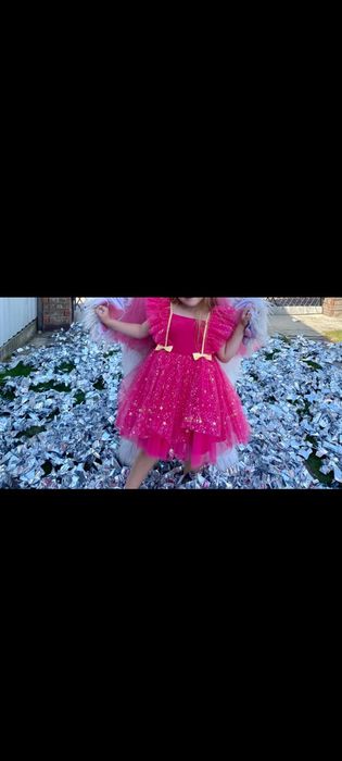 Пишна яскраво рожева сукня для дівчинки