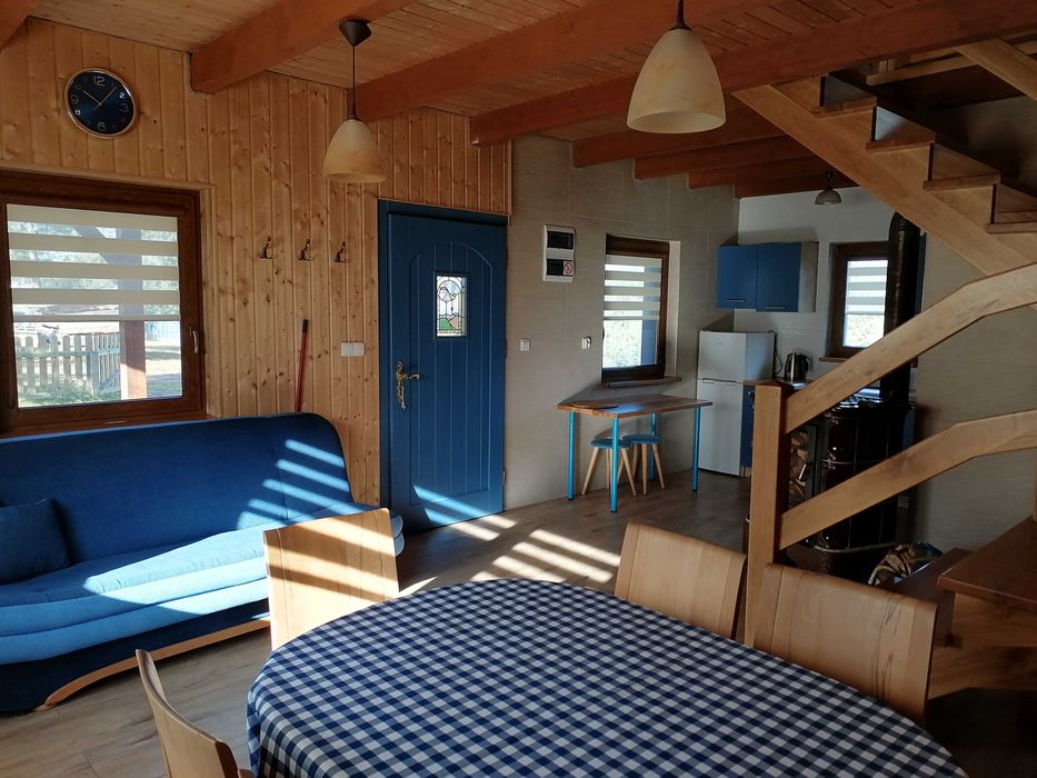 Smerfna Chatka domek z kominkiem na Kaszubach ferie majówka wakacje