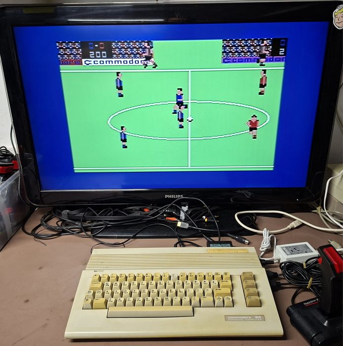 Commodore C64 z zasilaczem
