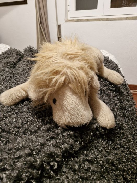 Leão de peluche.