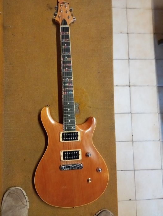 Guitarra elétrica bonita impecavel