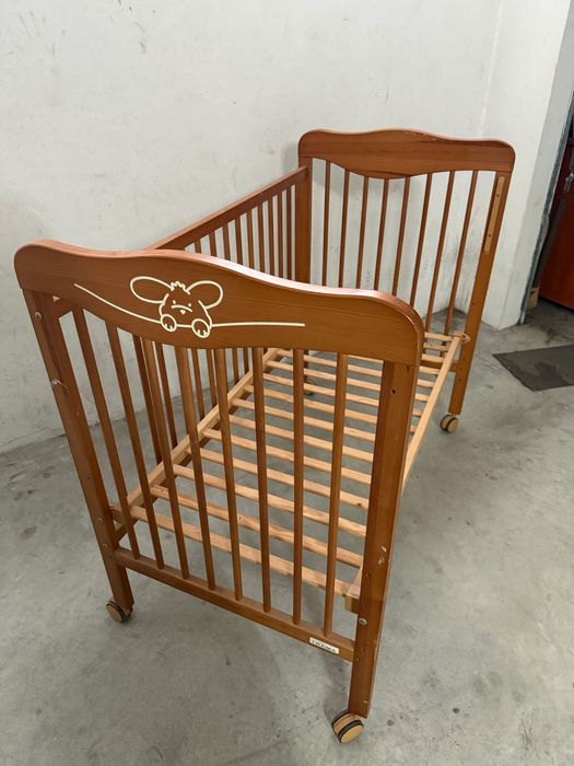 Cama de bebé com colchão