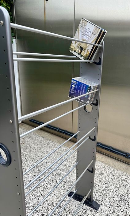 Móvel /estante porta DVDs e CDs