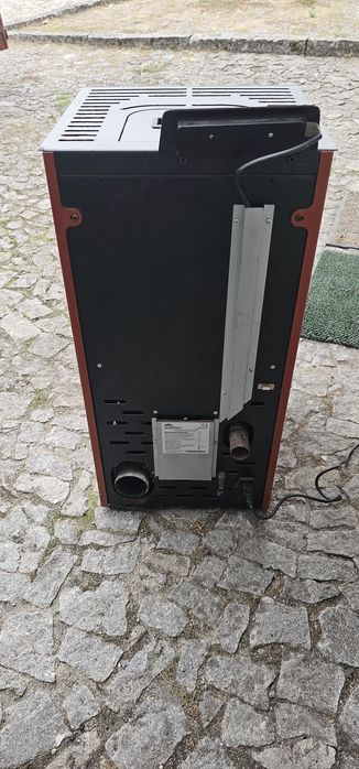 Salamandra a pellets em bom estado da marca Bronpi, com comando