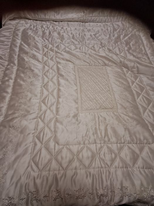 Colcha de casal  com bordado  e folhos,2,10× 1,40 ,folhos 45