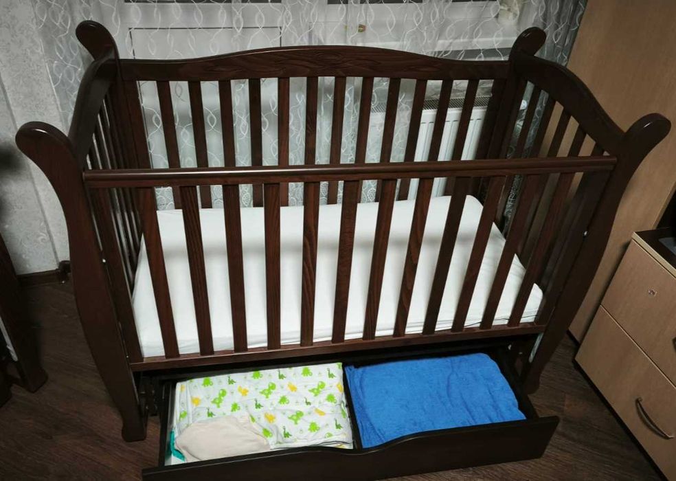 Ліжко дитяче з маятником