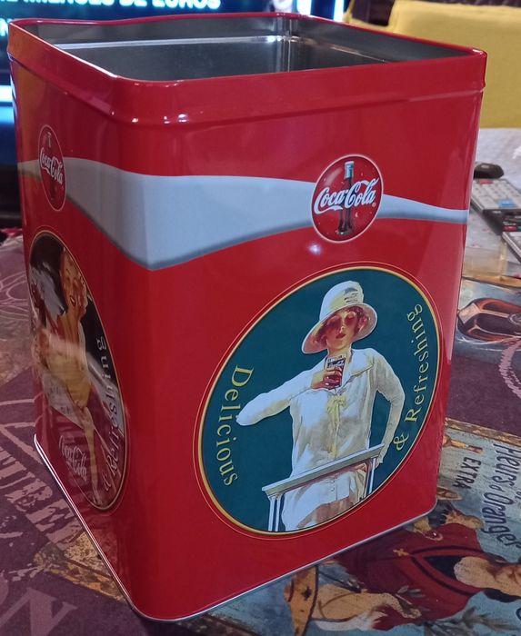 Lata grande da colecção da coca-cola.