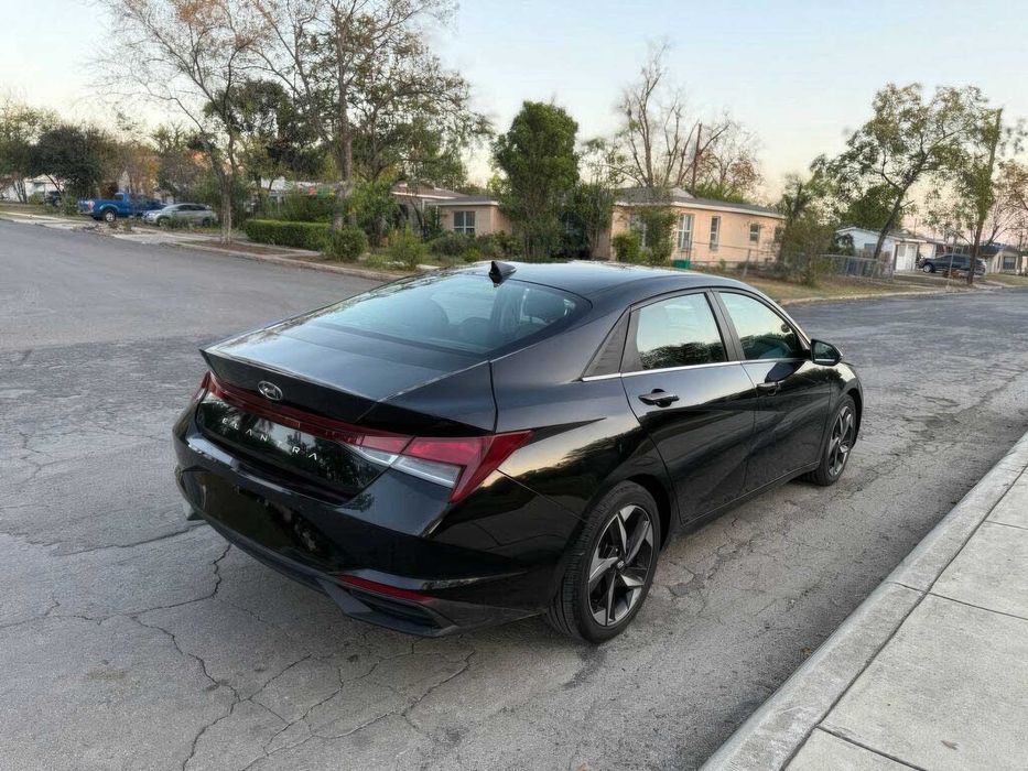 Hyundai Elantra Limited      2022