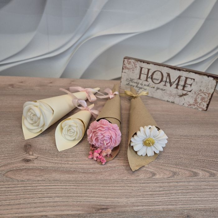 Kwiaty świece sojowe w rożku