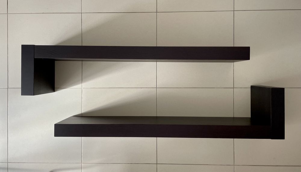 Prateleiras em madeira maciça