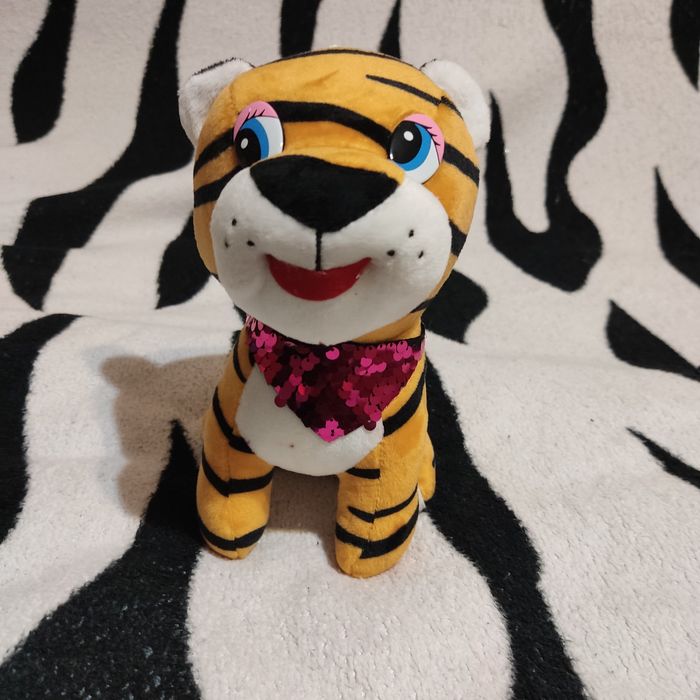 Продам две мягкие игрушки тигрёнок