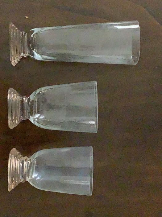 8 copos vintage em vidro- design geometrico/ base quadrada