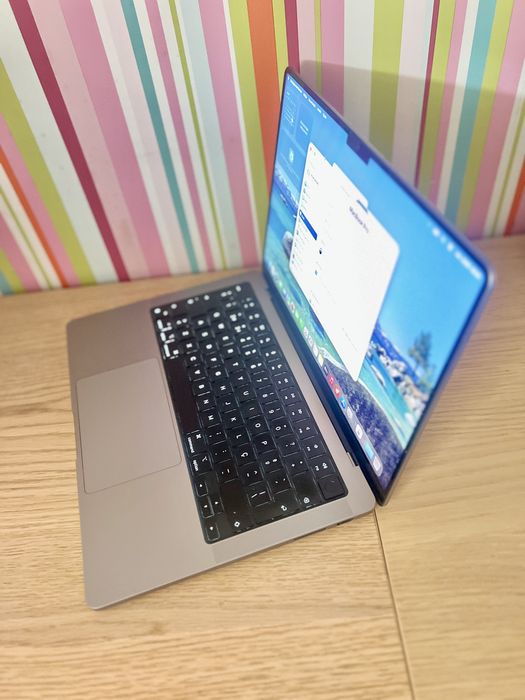 MacBook Pro M3 - 2024 Model510455460932495361