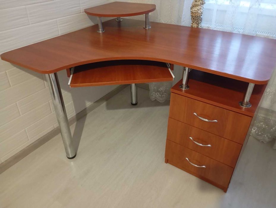 Продам комп'ютерний стіл.