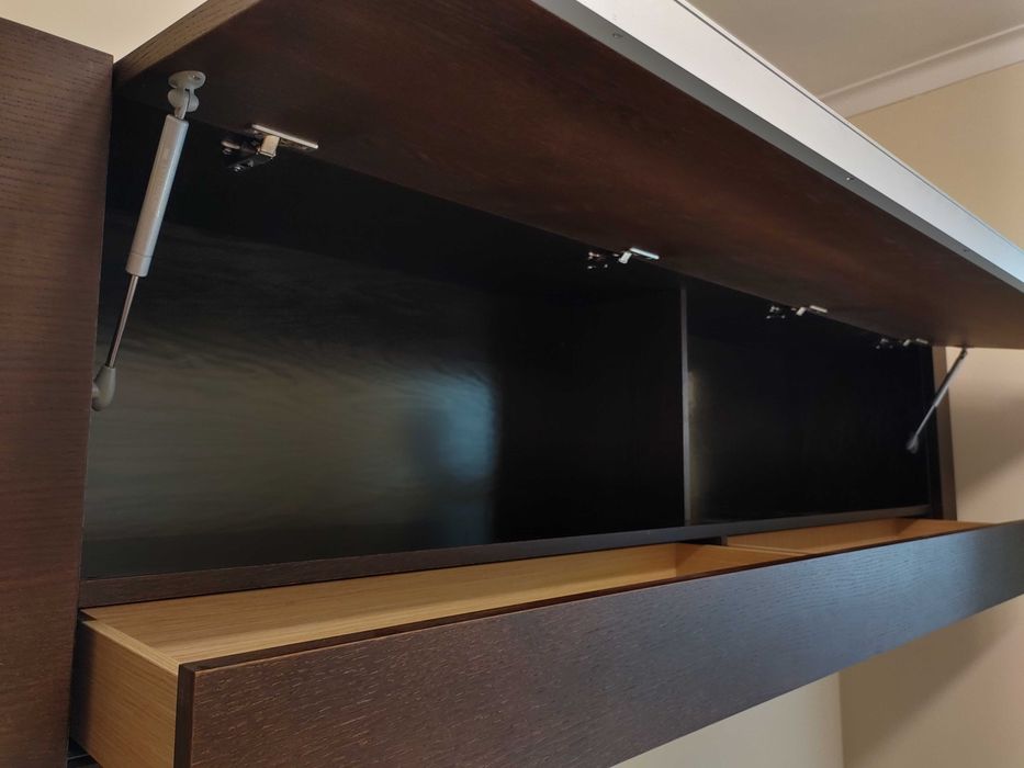 Estante e Armário de Sala em wenguê e lacado bege