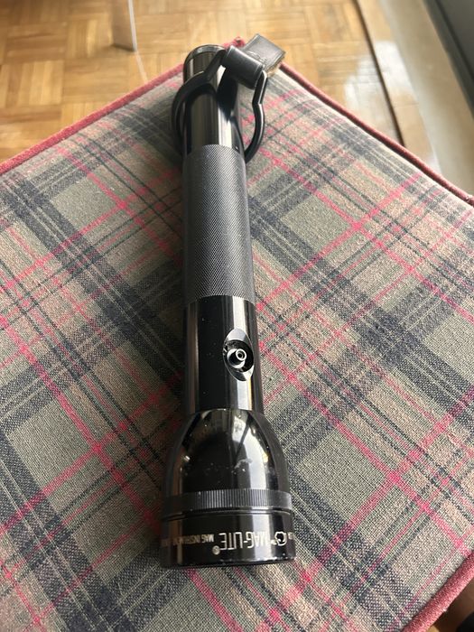 Lanterna maglight made usa a funcionar com pilhas com ‘’holder de cinto em pele
