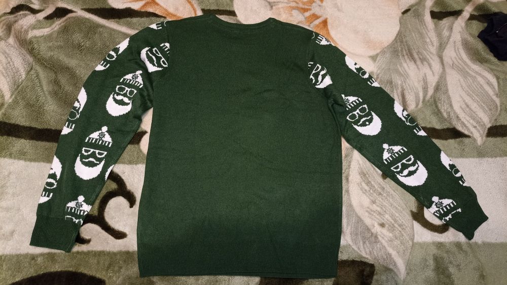 Темно-зелений светр