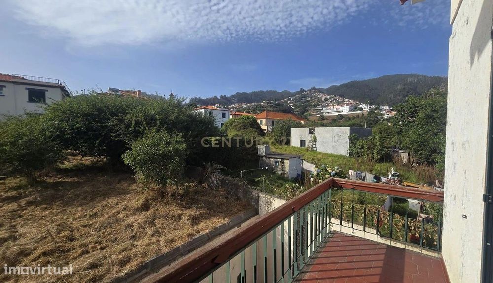 Moradia T4 com Terreno e Amplos Espaços - Santo António, Funchal