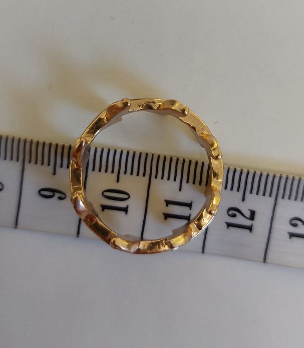 Damski pierścionek w kolorze złota z listkami