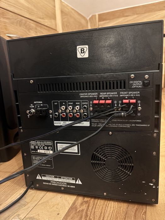 Wieża Sony z dwoma nowymi głośnikami.