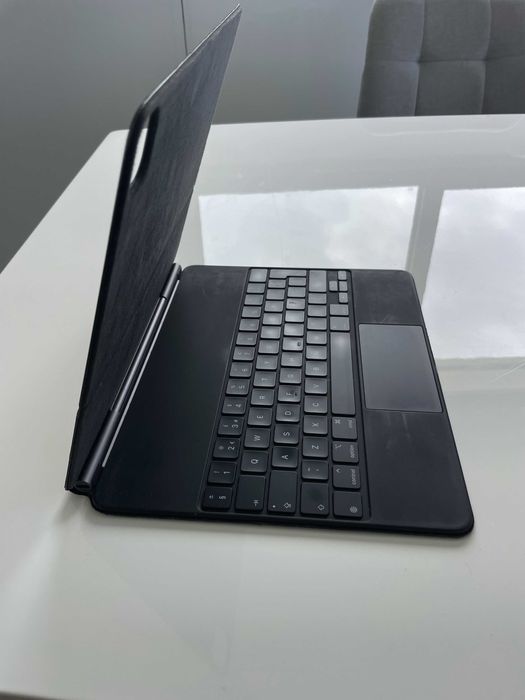 iPad Pro 12.9″ (2021 M1 512 GB) + Magic Keyboard – €850 ono