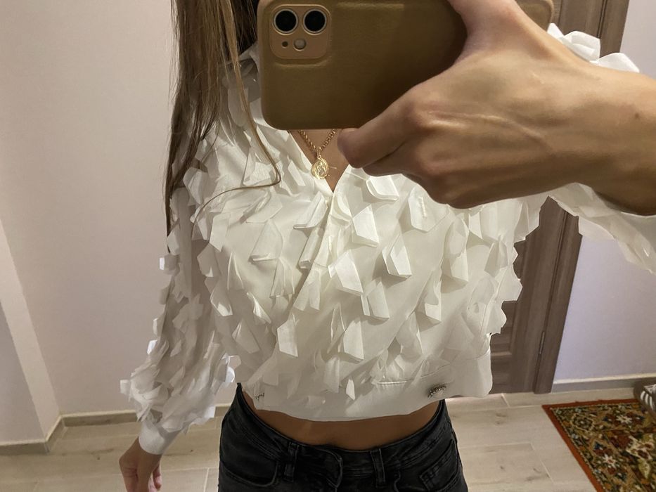 Блузка молочного кольору на святкові події