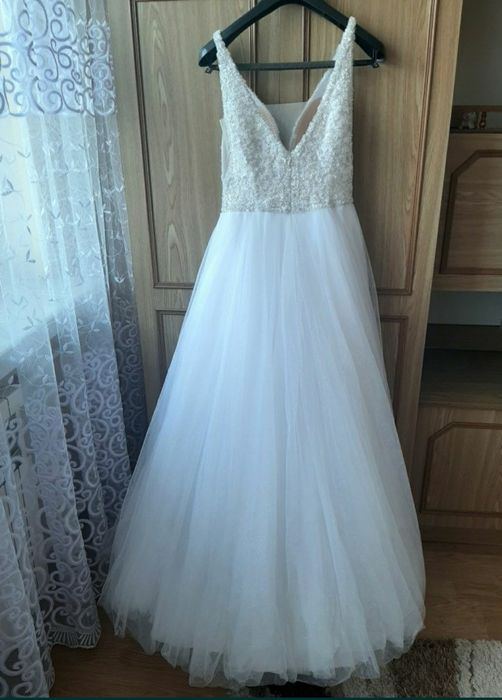 Sukienka ślubna śnieżnobiałą