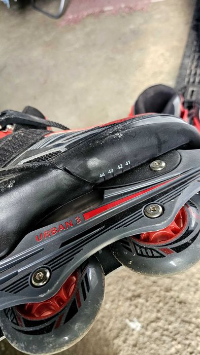 Vendo 2 pares de patins em linha.