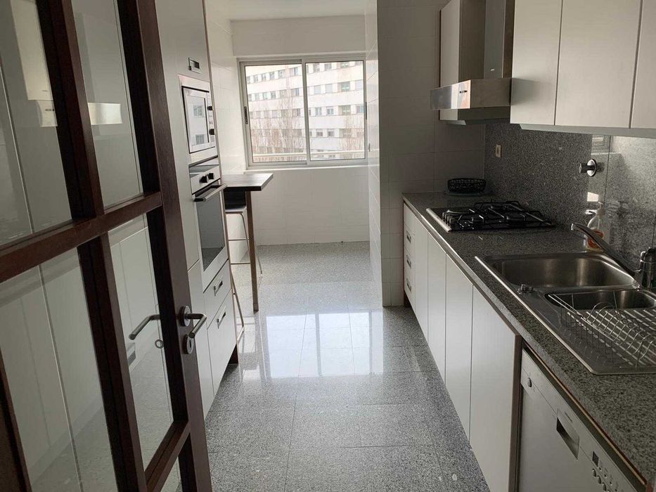 Apartamento T1 no Lumiar em condomínio fechado