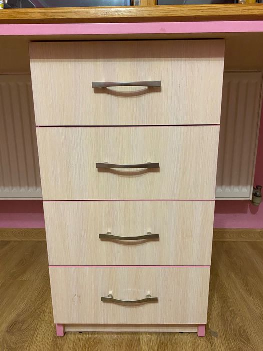 Письмовий стіл для дівчат