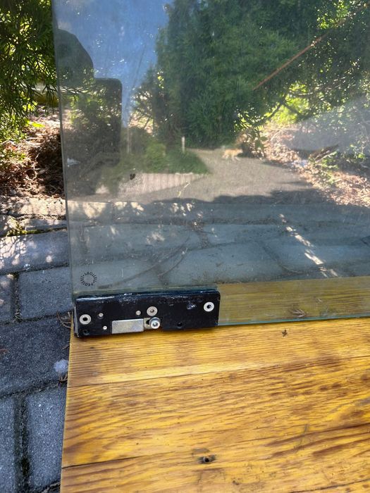 Szklane drzwi dwuskrzydłowe, hartowane.