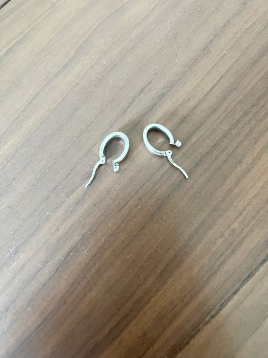 Brincos argola pequenos em metal prateado