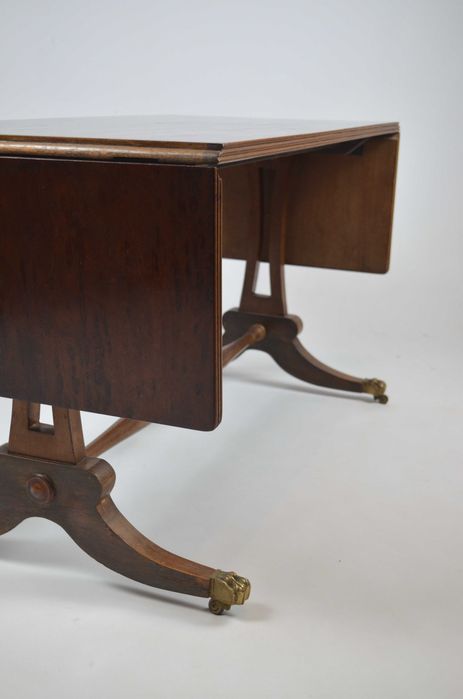 Mesa de Centro Inglesa Anos 20 em Nogueira – extensível, Pés em Latão com Pata de Leão