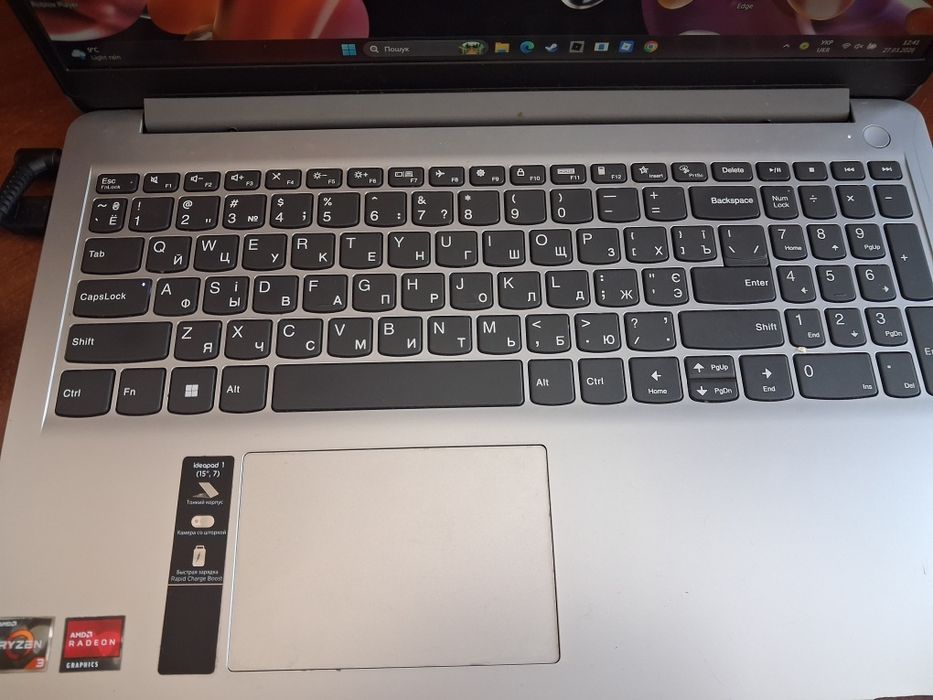 Ноутбук Lenovo з зарякткою