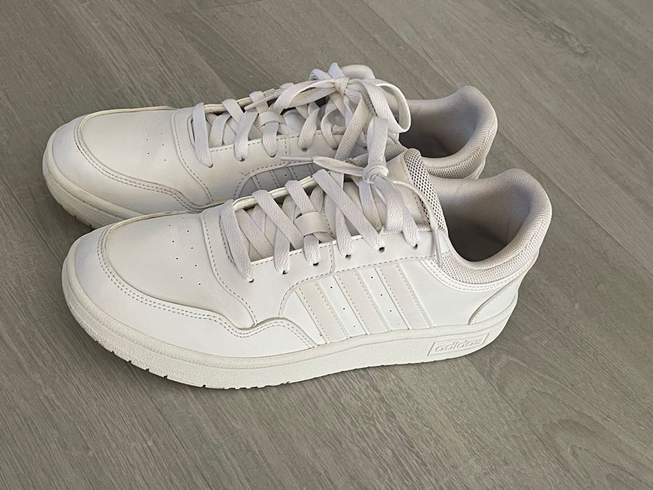 Ténis adidas brancos em pele como novos