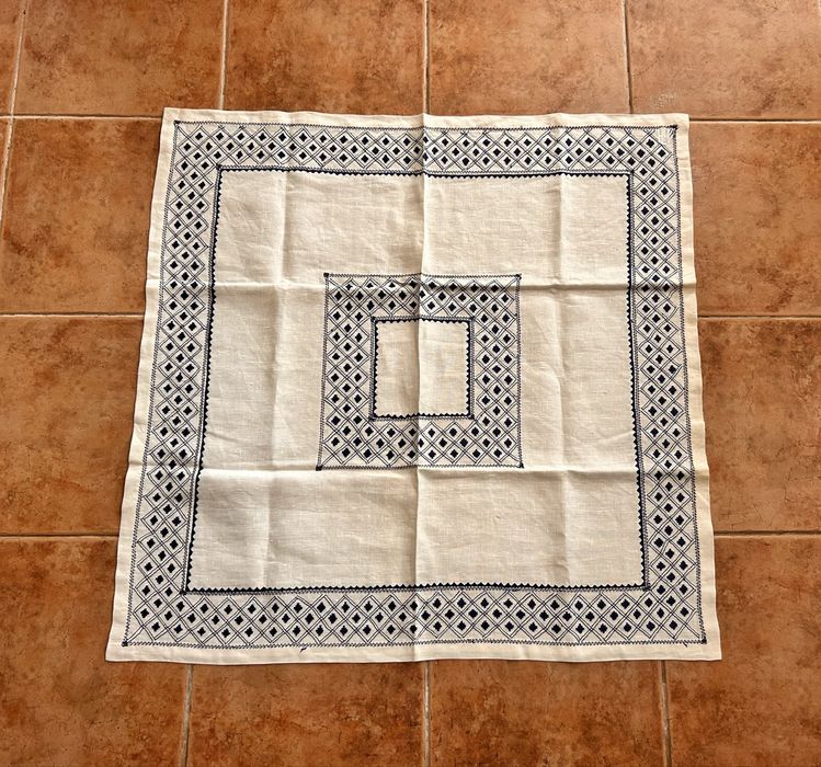 Toalha de chá em linho bordado à mão 90 x 90 cm