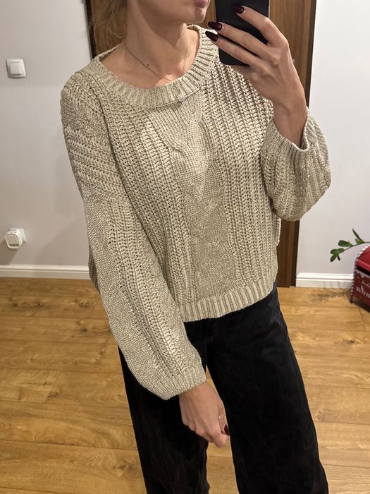 Sweterek ze złotą nicią