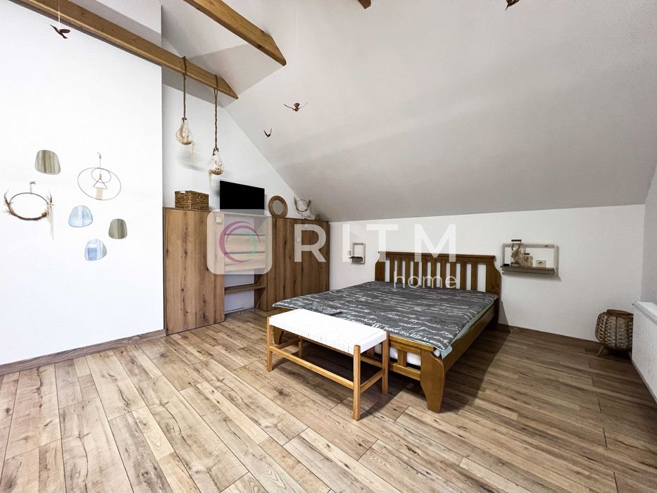 Здається двоповерховий будинок з сучасним дизайнерським ремонтом.