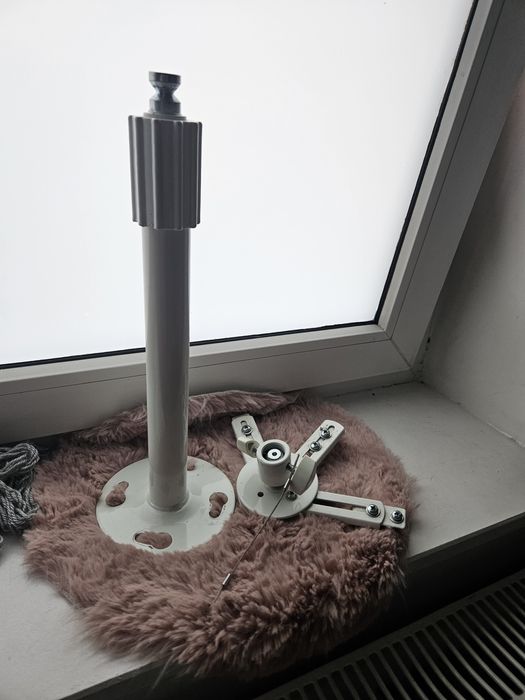 Stelaż sufitowy do projektora