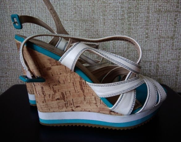 Продам босоножки Ronzo на танкетке