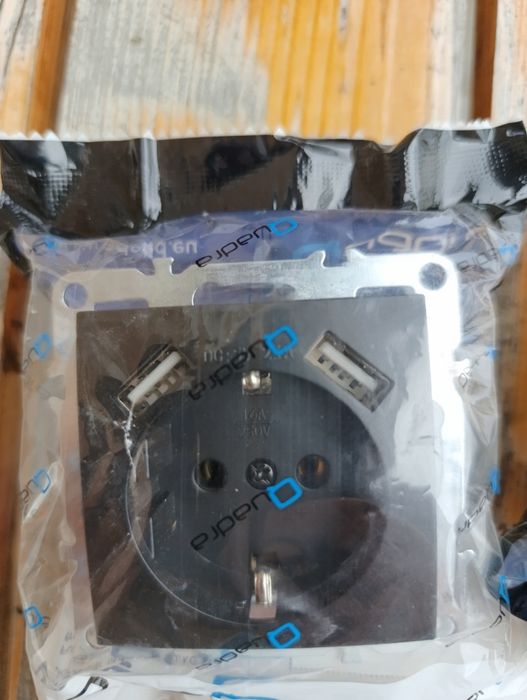 Gniazdka podtynkowe Quadra Black 2x USB