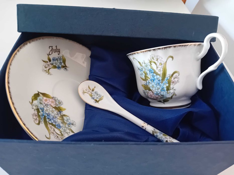 Conjunto de porcelana constituído por chávena, pires e colher